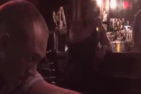 Amigos Follando En El Bar